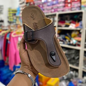 Casual slipper / sandal with buckle and toe support